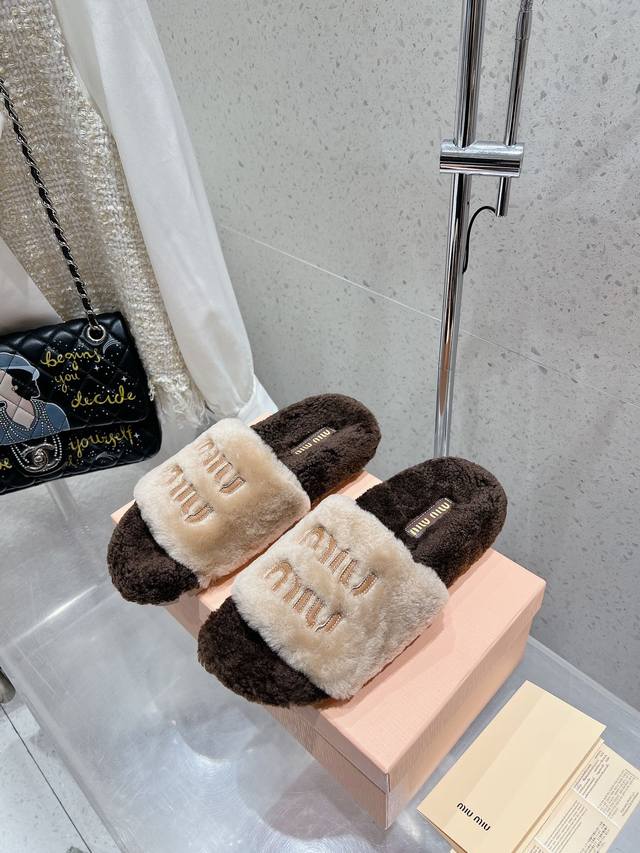 出厂 Miumiu缪缪 Miu家2024秋冬新品 专柜最新爆款毛毛拖鞋系列 火爆毛毛款拖鞋 今年主推款 上脚精致小巧，百搭好看，舒适又优雅，时尚 简约高级 随意